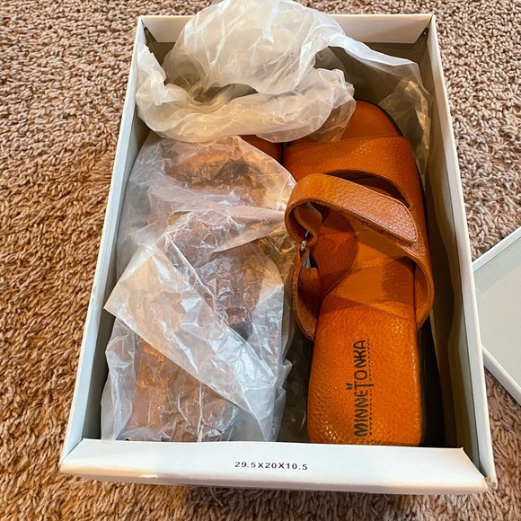 Minnetonka Casual Velcro Slides NEW IN BOX - Picture 6 of 6